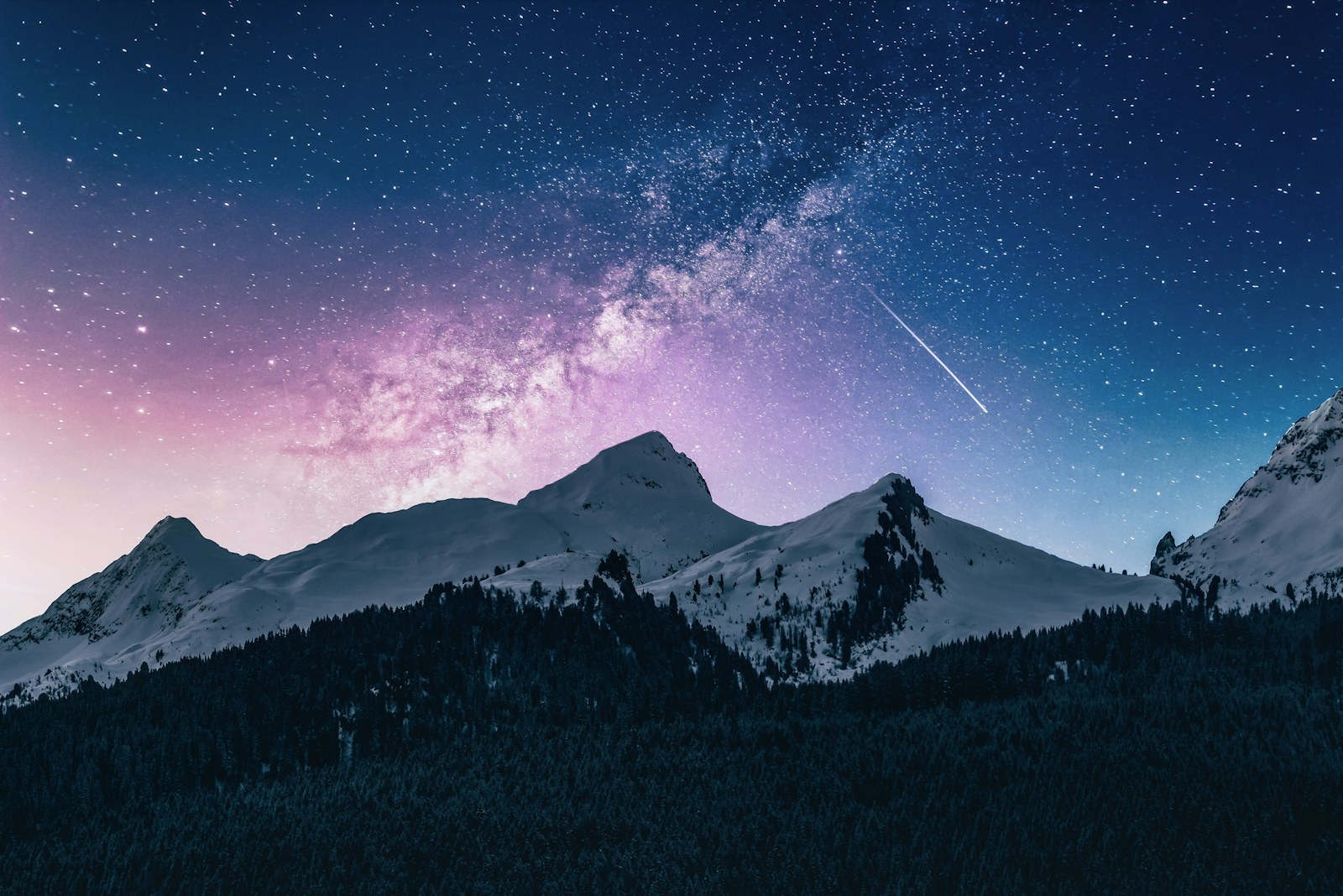 繁星下的山峦